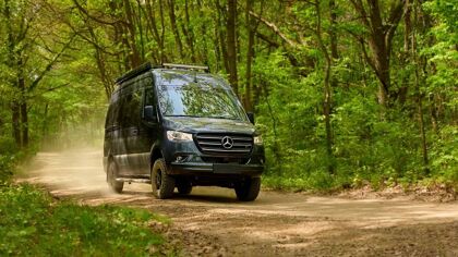 Atento, esta Mercedes Sprinter es el “santuario” de las furgonetas camperizadas
