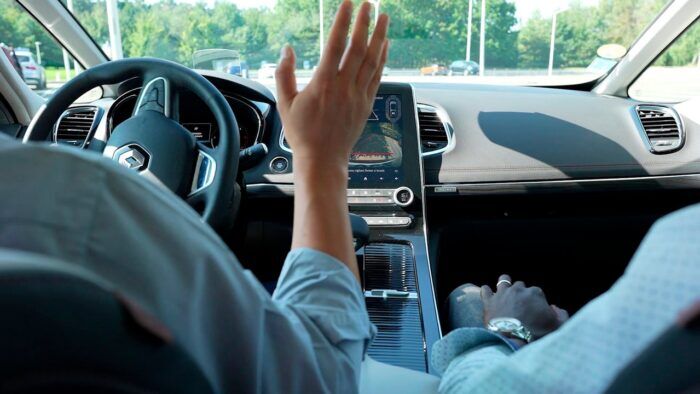 Renault Aparcar Un Pedal 3 700x394