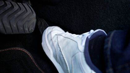 ¿Aparcar solo con un toque de pedal? Ya es posible, y sin pulsar siquiera un botón