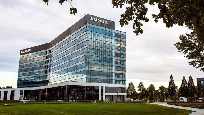 Daimler Mercedes Benz Oficina 700x394