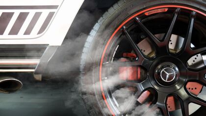 Sale humo de los frenos del coche: ¿Por qué puede ocurrir?