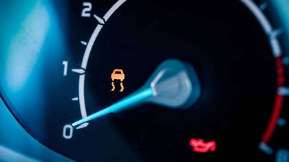 Testigo del ESP en el coche: qué significa, por qué se enciende y qué hacer si aparece