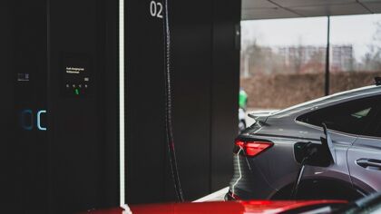 ¿Cuánto se ha encarecido recargar un coche eléctrico con la subida de la luz?