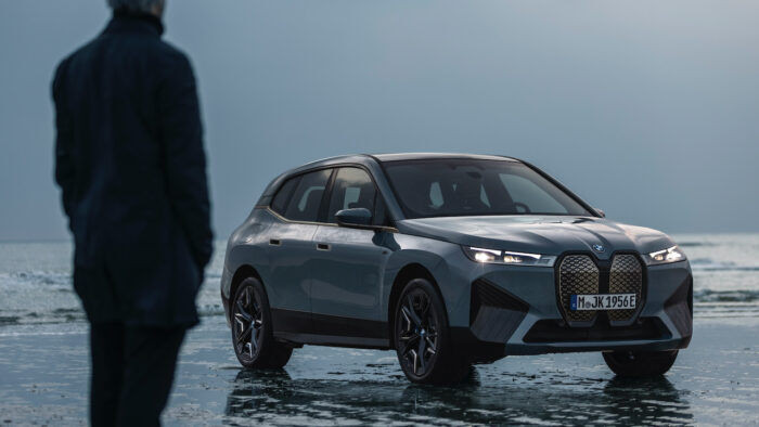 BMW IX M60 8 700x394