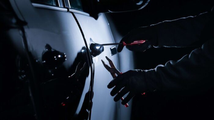 Ladron Robar Coches 3 700x394