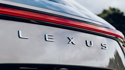 Lexus se suma a la moda de letras gigantes en la zaga en lugar de usar el emblema