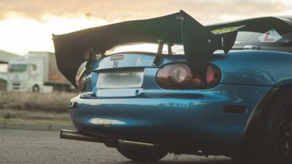 ¿Cuán efectivo es un alerón en un coche descapotable?