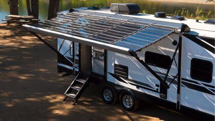 Si viajas mucho en autocaravana, te puede interesar instalar paneles solares