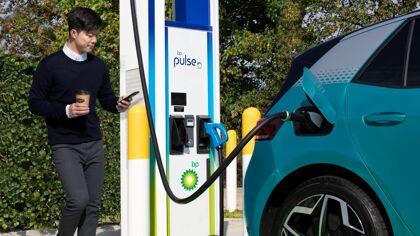 Pronto será más rentable cargar un coche eléctrico que llenarlo con gasolina