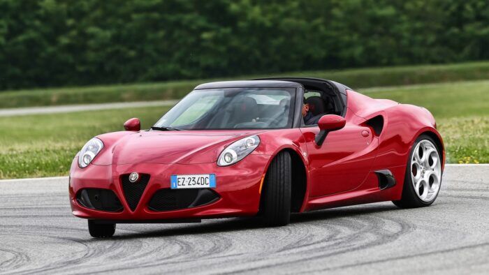 Alfa Romeo 4C Spider 2015 700x394