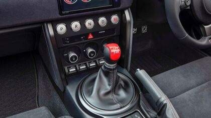 Toyota quiere mantener la caja de cambios manual… En sus coches eléctricos