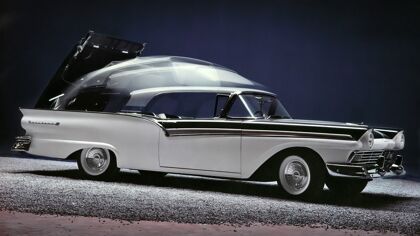 ¿Cuál fue el primer coche con un techo duro retráctil eléctrico?