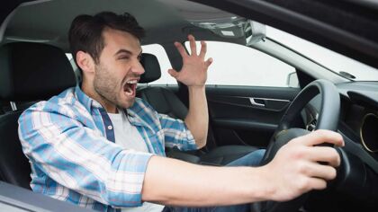 Cuidemos algunos modales al circular por autovía y autopista