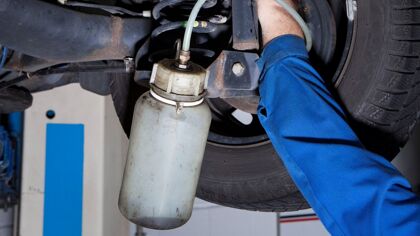 ¿Cómo se purgan los frenos del coche?