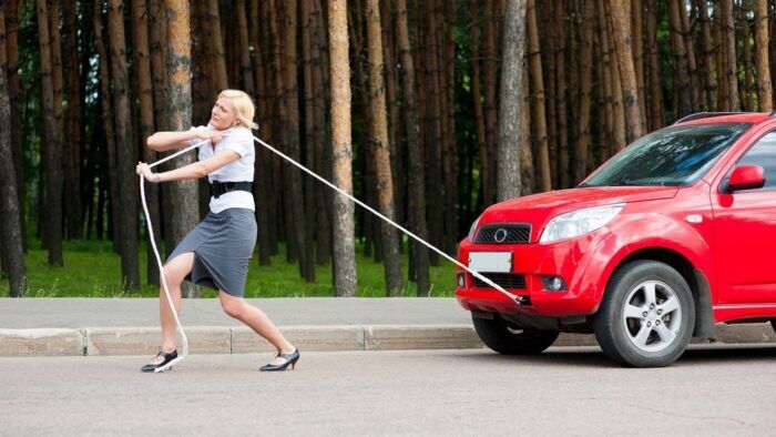 Mujer Tirando De Coche 700x394