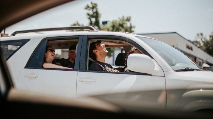 Personas Coche Risas 700x394