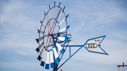 Otro concepto de reciclaje: un molino de viento que genera energía con motores de coches eléctricos usados