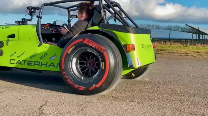 Coche De Calle Caterhan Neumaticos F1 2 700x393