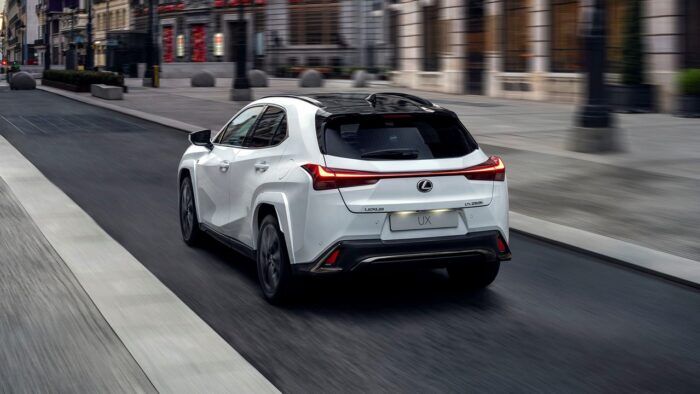 Lexus UX 250h F Sport 2023 2 700x394