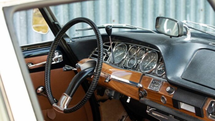 Citroen DS 21 Majesty Saloon 1969 26 700x394