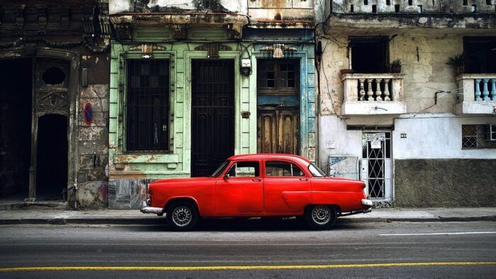 Coche Rojo Antiguo Aparcado 700x394
