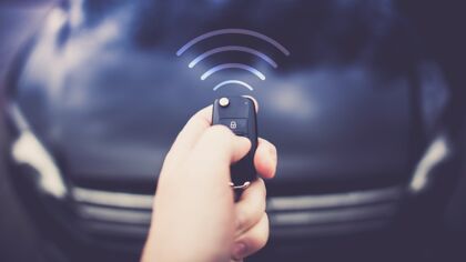 La alarma del coche no se apaga: ¿Por qué? ¿Qué puede hacer?