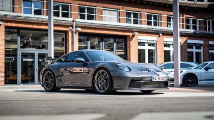 Este Porsche 911 GT3 Cup está a medio camino entre el circuito y la carretera abierta