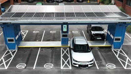 ¿Son los cargadores solares una buena opción para el coche eléctrico?