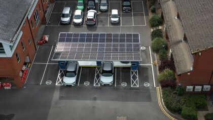 El efecto secundario beneficioso de los eléctricos: impulso del comercio cerca de las estaciones de carga