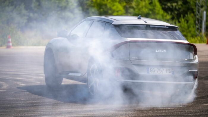 Kia EV6 GT 2022 44 700x394