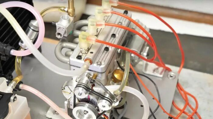 Motor Cuatro Cilindros Miniatura 700x393