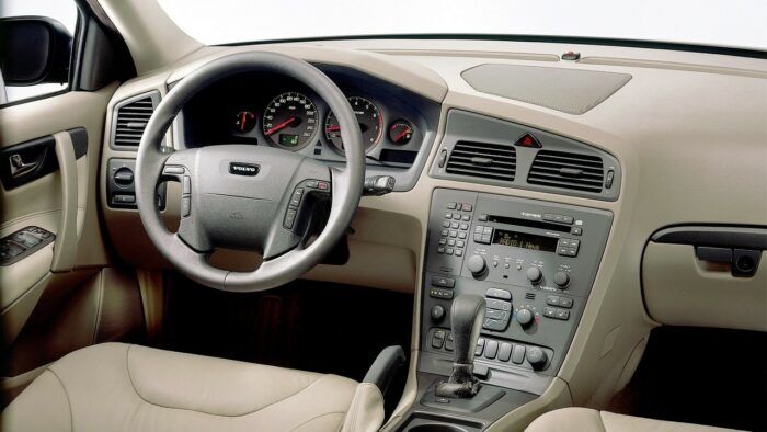 Volvo V70 2005 2 700x394