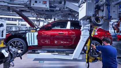 La inflación de las materias primas afecta más a los coches eléctricos que a los de combustión
