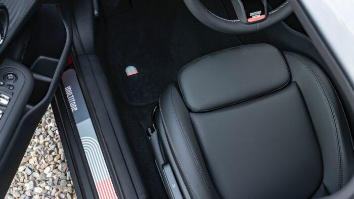 MINI Clubman Multitone Edition 2022 Interior 1 700x394