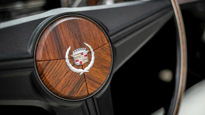 1976 Cadillac Fleetwood Eldorado Cabrio Volante 700x394