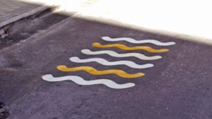 ¿Qué harías al ver esta nueva señal pintada en el suelo?