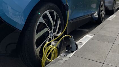 ¿Son factibles los cargadores para eléctricos en las aceras?