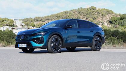 Peugeot 408 hybrid, a prueba: ¿cuánto se diferencia del Citroën C5 X?