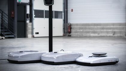 No es una Roomba, es el robot que cargará tu coche eléctrico en el futuro