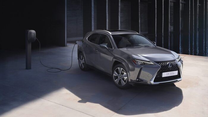 Lexus UX 300e 5 700x394