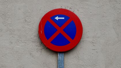 Señal de prohibido aparcar: cómo es, condiciones y multas