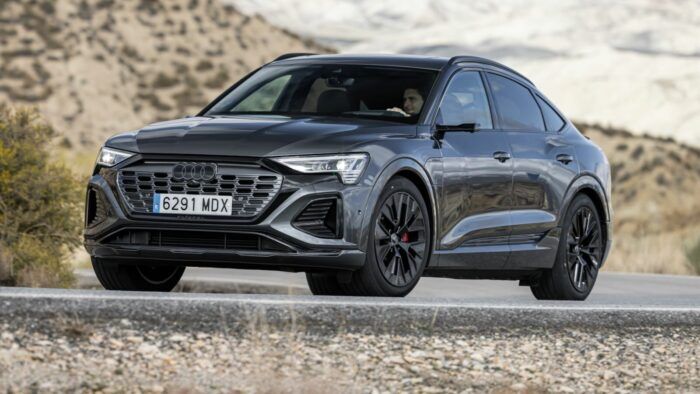 Audi Q8 Sportback 55 E Tron Pack Black 24 700x394