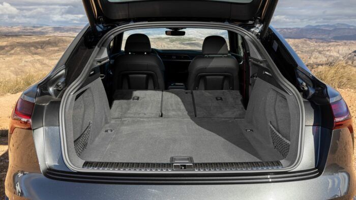 Audi Q8 Sportback 55 E Tron Pack Black Maletero 2 700x394