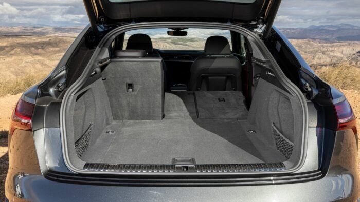 Audi Q8 Sportback 55 E Tron Pack Black Maletero 3 700x394