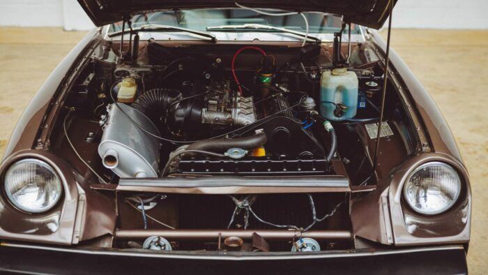 Jensen GT 1975 Detalle 1 700x394