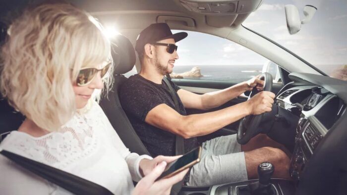 Coche Pareja Conduciendo 3 700x394