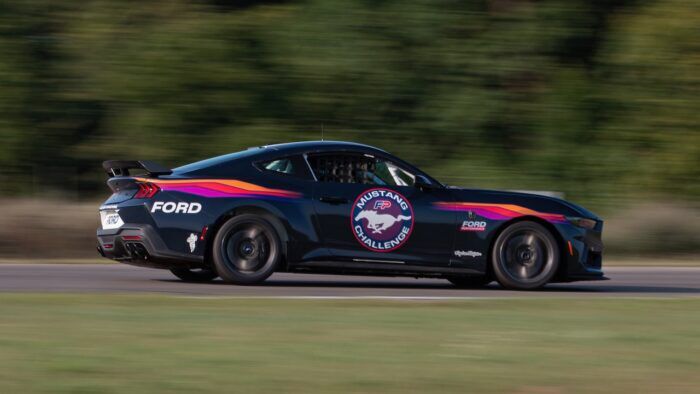 Ford Mustang Dark Horse R 19 700x394