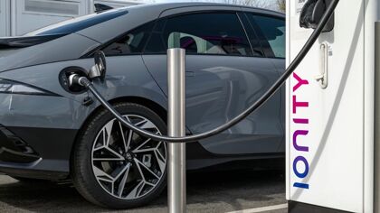 ¿Qué coche eléctrico hace más kilómetros cargándolo sólo media hora?