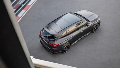 Mercedes trabaja en una «pintura solar» para acabar con la carga diaria de coches eléctricos