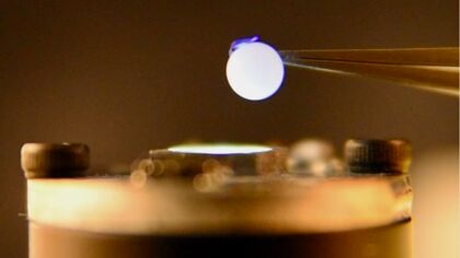 Esta matriz de nanocristales sensibles a la luz puede mover 1.000 veces su propia masa